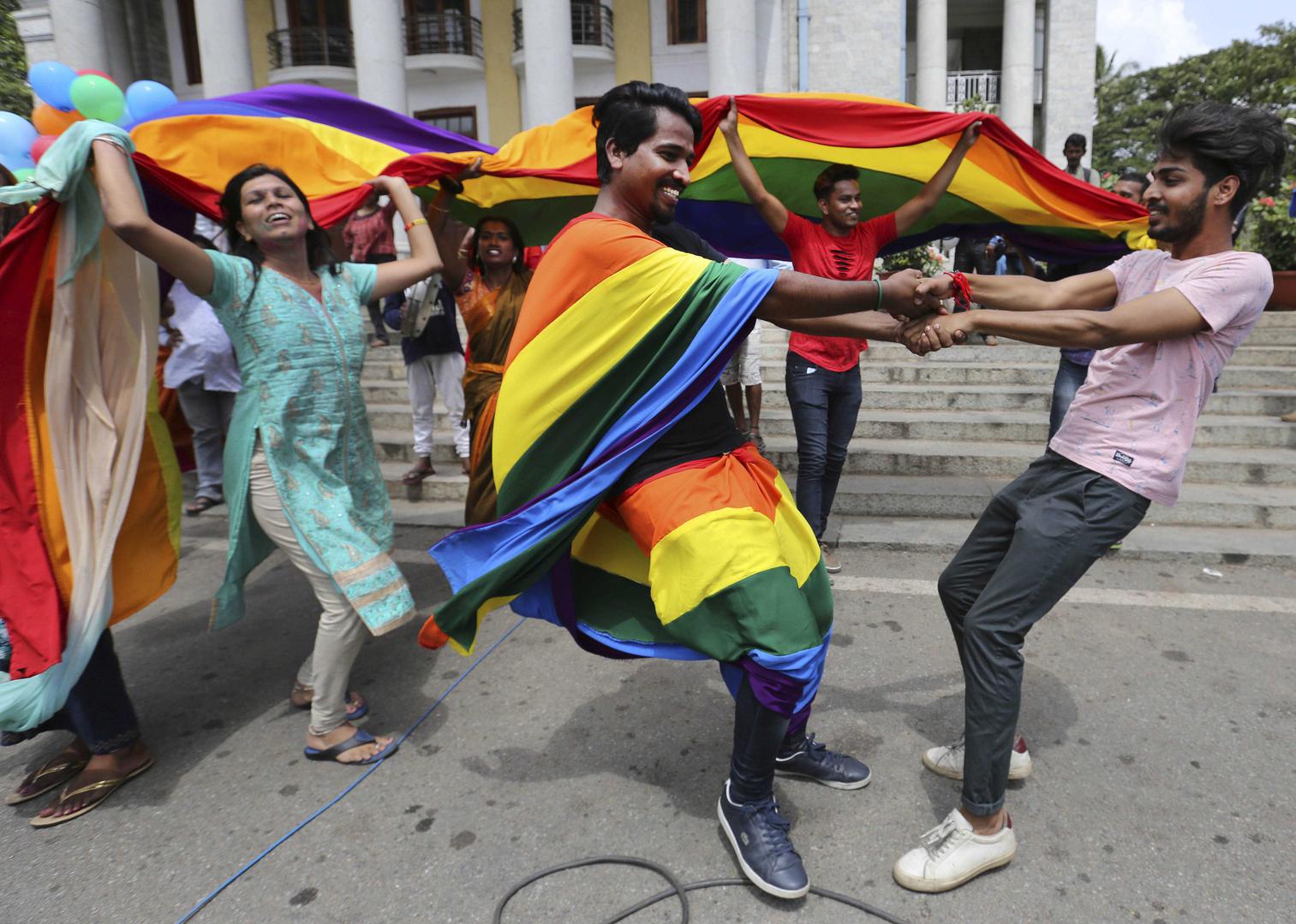 सुप्रीम कोर्ट द्वारा समलैंगिक संबंधों को अपराध ठहराने वाले औपनिवेशिक कानून को निरस्त किए जाने के फैसले पर 6 सितंबर, 2018 को बेंगलुरु, भारत में जश्न मनाते लोग.