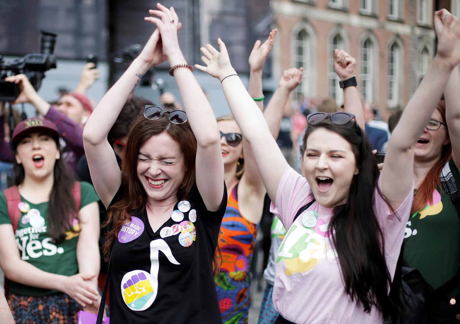 نساء تحتفل بنتائج الاستفتاء لتعديل قانون الإجهاض في دبلن، إيرلندا في 26 مايو/أيار 2018. 