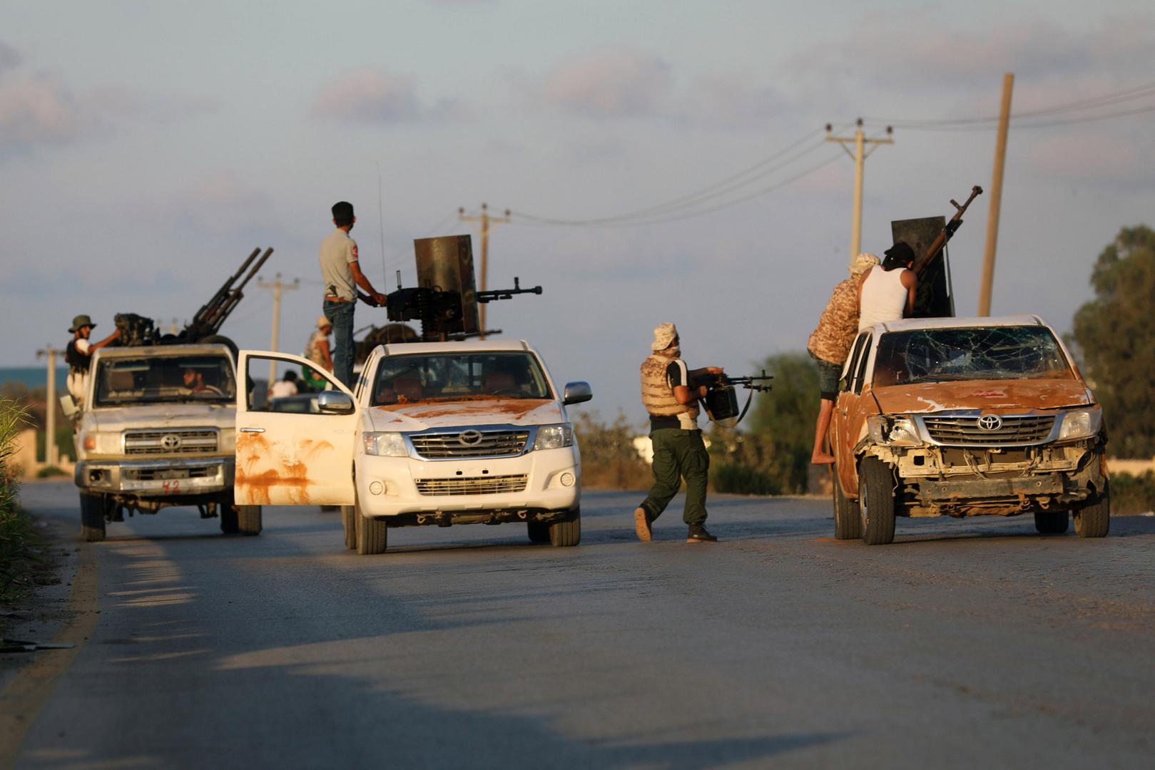 Des miliciens alliés au Gouvernement d’union nationale en Libye, reconnu par la communauté internationale, photographiés lors d’affrontements avec un groupe armé rival à Tripoli, dans le nord-ouest du pays, le 22 septembre 2018. © 2018 Hani Amara/Reuters