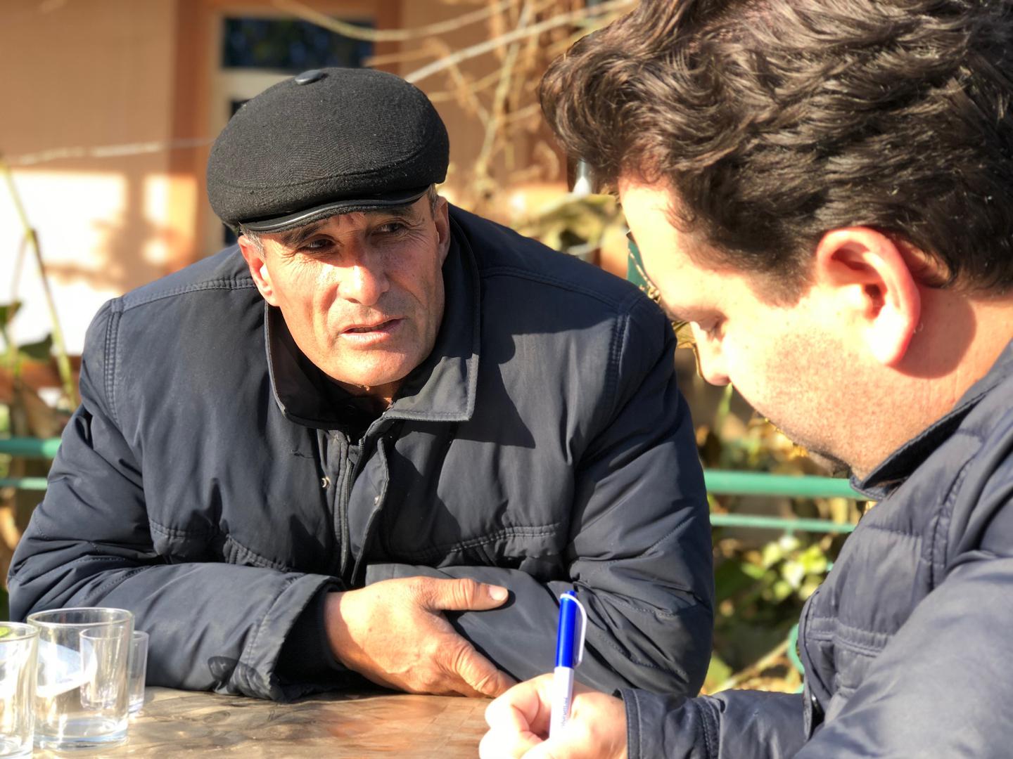 Правозащитник Юсуф Рузимурадов с исследователем Хьюман Райтс Вотч по Центральной Азии Стивом Свердловым.