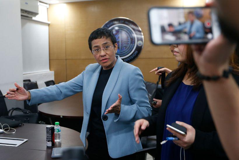 菲律宾新闻网站《Rappler》负责人玛莉亚．瑞萨（Maria Ressa）遭国家调查局探员以涉嫌诽谤罪逮捕后向在场记者发言，2019年2月13日。