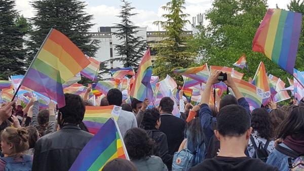 Hunderte Menschen beim Campus Pride March am 1. Mai an der Middle East Technical University, die gegen das Verbot von öffentlichen LGBTI-Veranstaltungen durch den Gouverneur in Ankara demonstrieren.