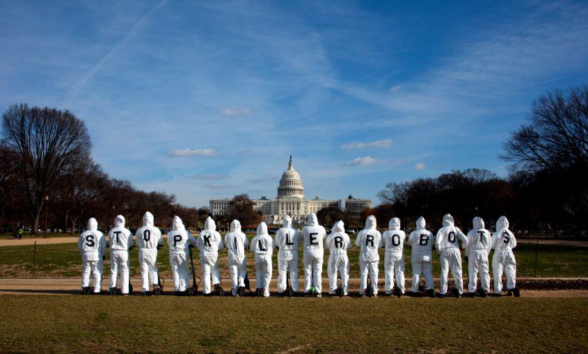 Devant le Capitole, siège du Congrès américain à Washington, des membres de la Campagne contre les robots tueurs (« Stop Killer Robots »), expriment silencieusement la préoccupation croissante à travers le monde au sujet de ces armes autonomes capables de