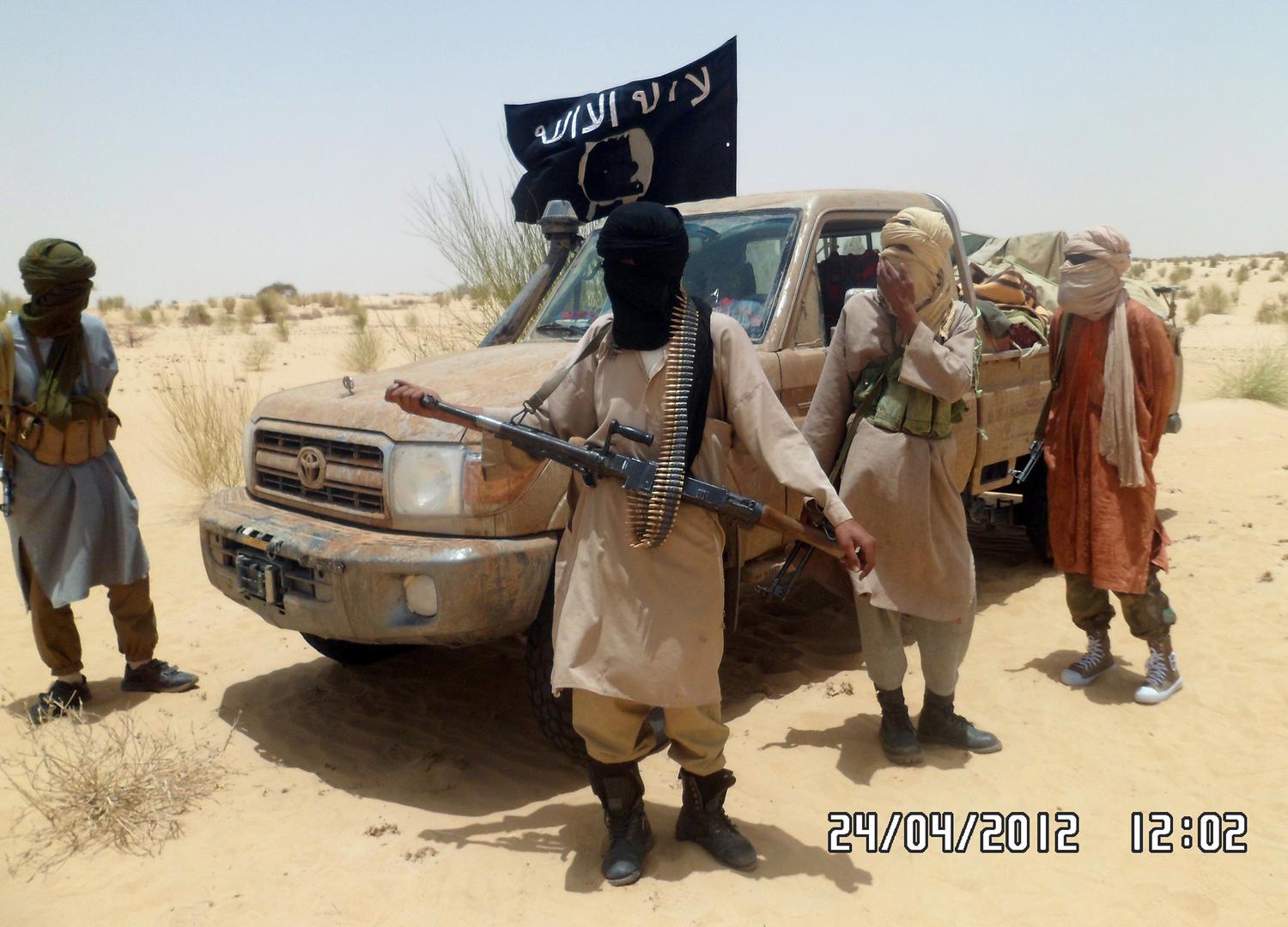 Membres d'un groupe islamiste armé au Mali en 2012. La présence croissante de groupes islamistes armés alliés à Al-Qaïda au Maghreb islamique (AQMI) et à l'État islamique au Grand Sahara (EIGS) s'explique par l'insécurité qui règne au Mali voisin. 