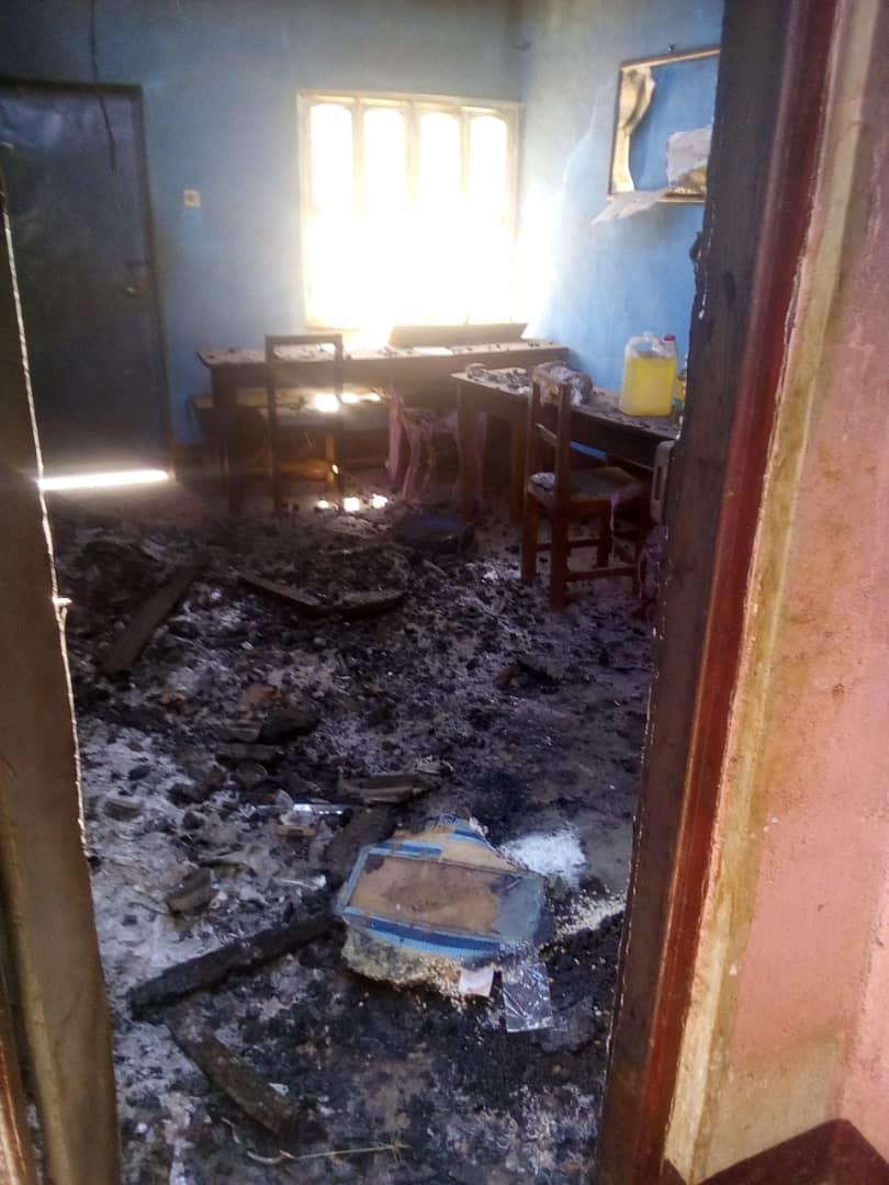 Les décombres d’un centre de formation professionnelle situé dans le quartier de SAC Junction à Kumbo (région du Nord-Ouest), au Cameroun, qui a été incendié le 3 décembre 2018. 