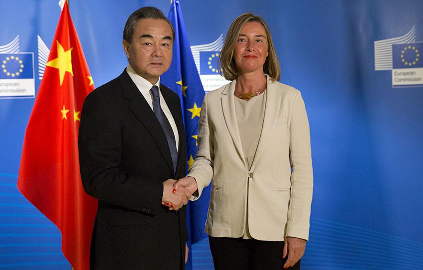 欧盟外交政策首脑莫盖里尼（右）和中国外交部长王毅在欧盟总部会晤前握手致意，布鲁塞尔，2018年6月1日星期五。