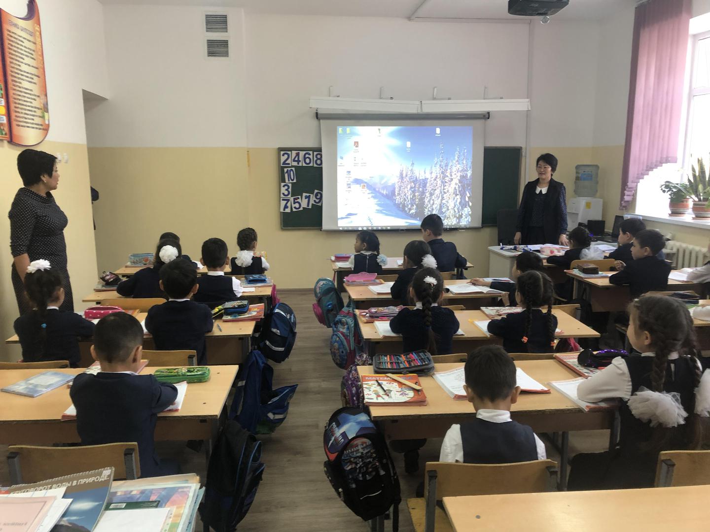 Урок математики в первом классе инклюзивной общеобразовательной школы в Алматы с участием, по меньшей мере, одного ребенка с инвалидностью. 