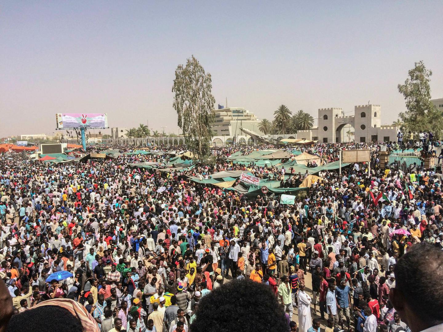 سودانيون يحتفلون بعد أن أعلن مسؤولون أن الجيش أجبر عمر البشير، الرئيس السلطوي الذي حكم البلاد  طوال 30 عاما، على التنحي عن الحكم. الخرطوم، السودان، الخميس 11 أبريل/نيسان 2019. © 2019 أسوشيتد برس 