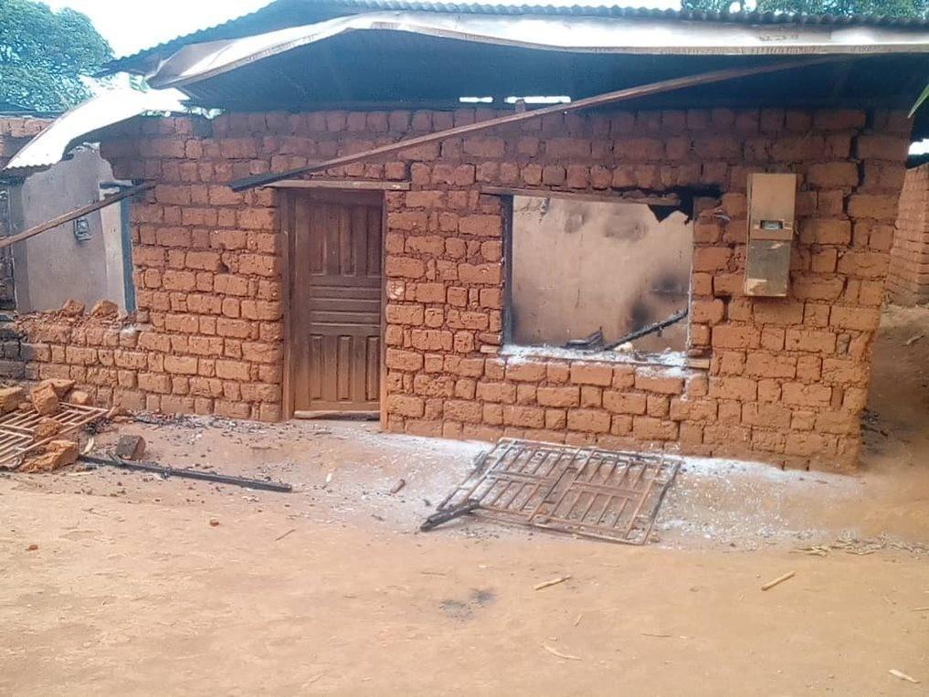 De nombreux témoins ont affirmé à Human Rights Watch que les forces de sécurité du Cameroun avaient pénétré de force dans au moins 80 habitations du village de Meluf, en avaient pillé quelques-unes et en avaient incendié sept le 4 avril 2019.