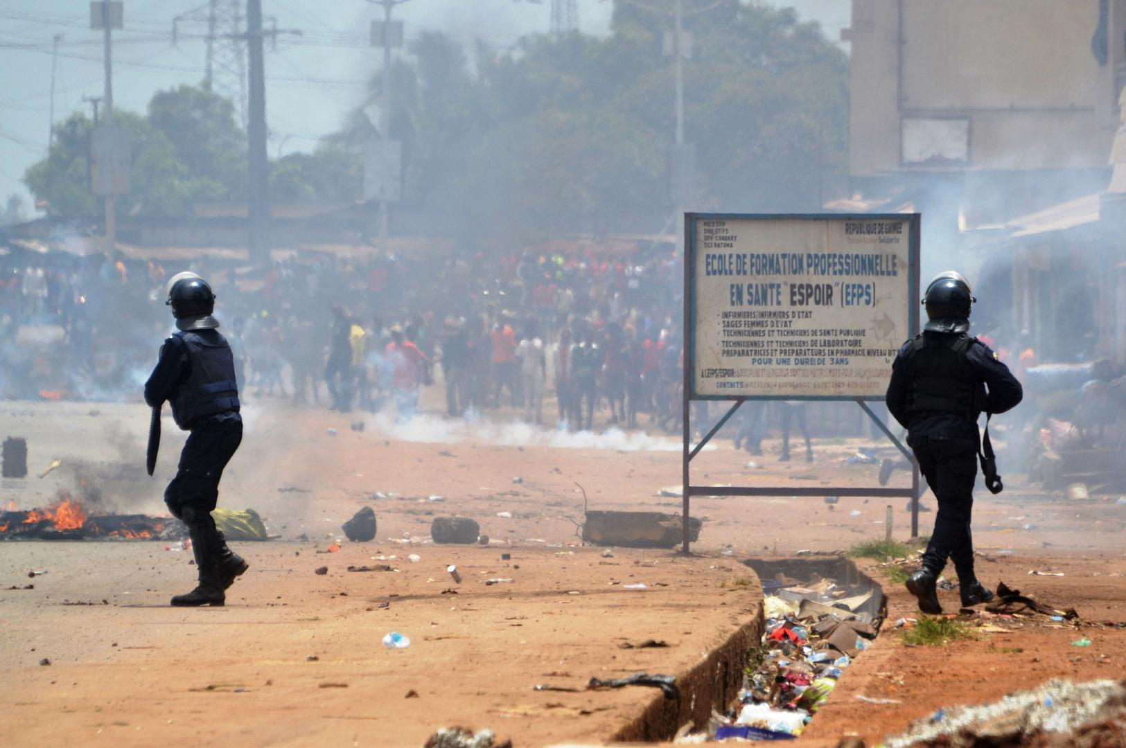 Heurts entre des protestataires et des policiers anti-émeute en Guinée, le 22 mars 2018.