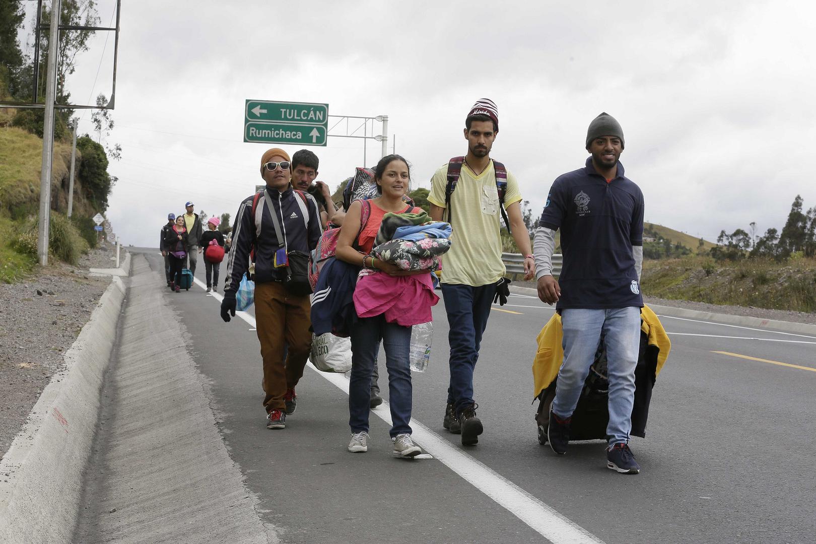 Venezolanos sin pasaporte caminan por la carretera Panamericana después de cruzar el Puente internacional de Rumichaca desde Colombia, antes de llegar a otro puesto de control migratorio, en Rumichaca, Ecuador, el domingo 19 de agosto de 2018. 