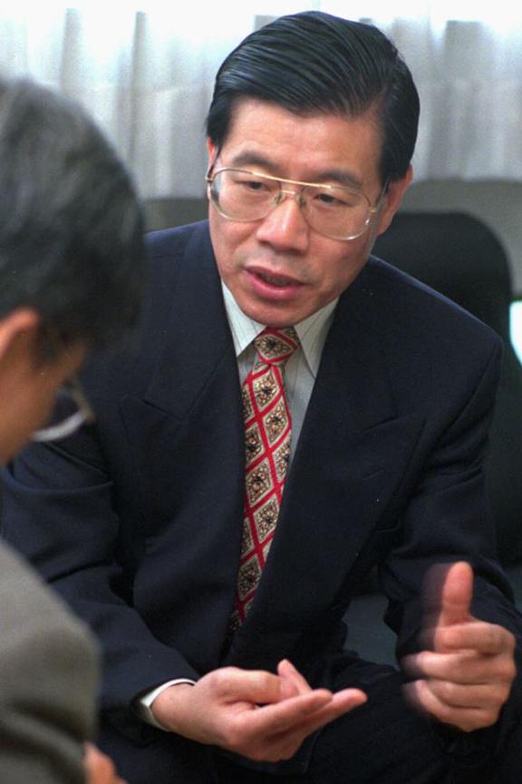 流亡异议人士王炳章在台北接受访问，1998年3月22日星期日。