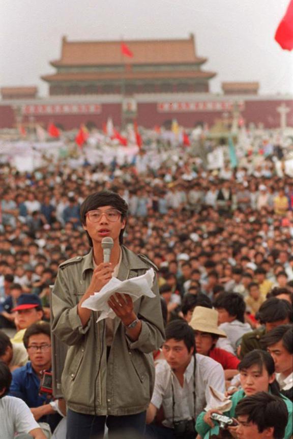 学生领袖王丹在天安门广场号召全市大游行，1989年5月27日。