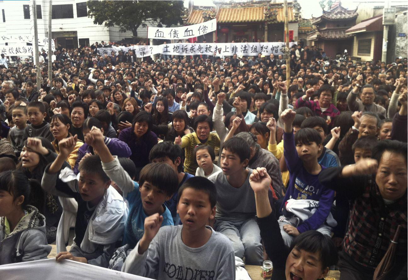 广东省陆丰市乌坎村，村民齐呼抗议口号，2011年12月13日。