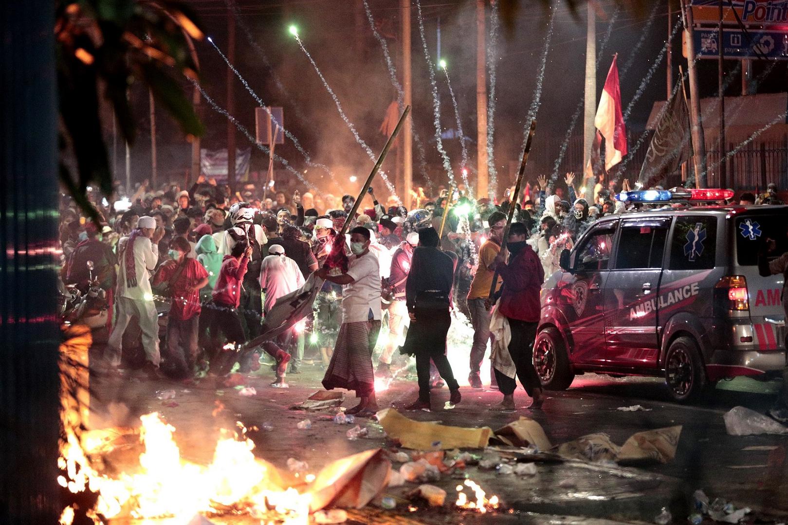 Petasan meledak di dekat para pendukung kandidat presiden Prabowo Subianto dalam bentrokan dengan polisi di Jakarta, Indonesia pada hari Rabu, 22 Mei 2019.