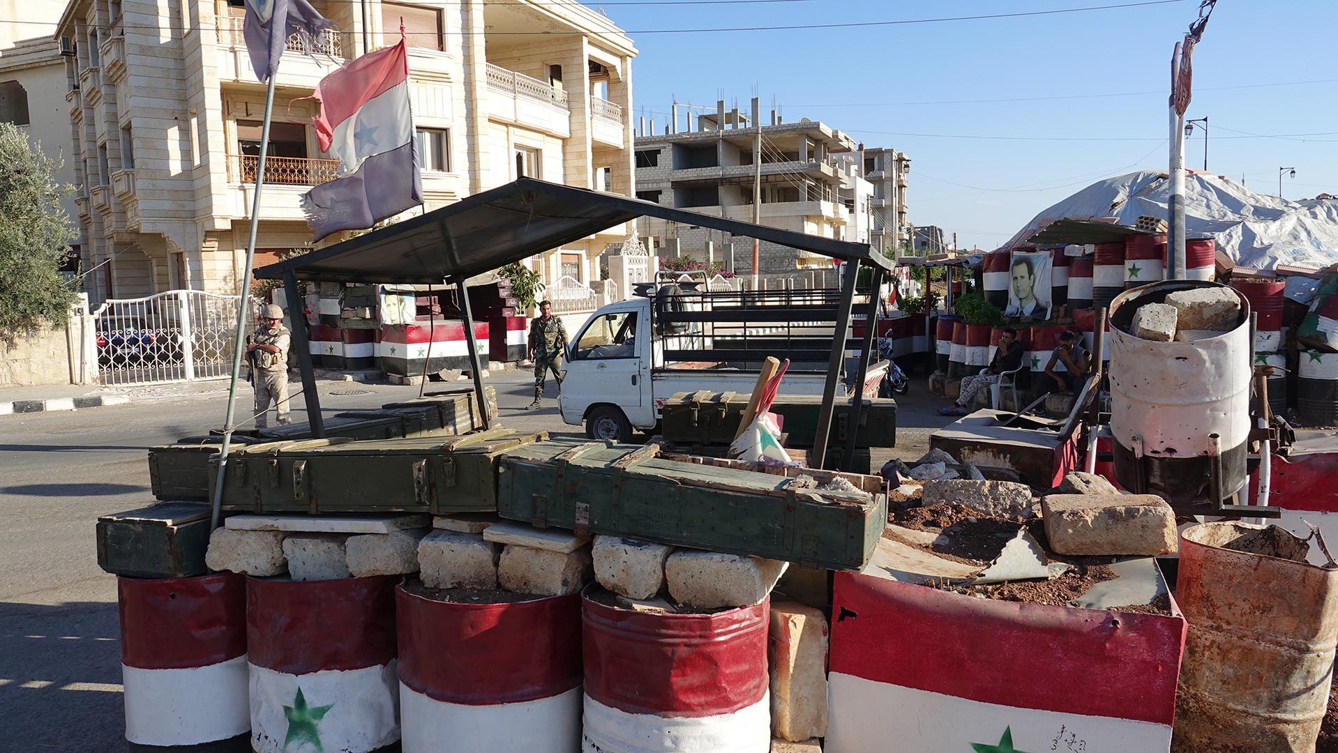 Un poste de contrôle sous la supervision de soldats syriens, mis en place dans un quartier de Deraa, dans le sud-ouest de la Syrie.