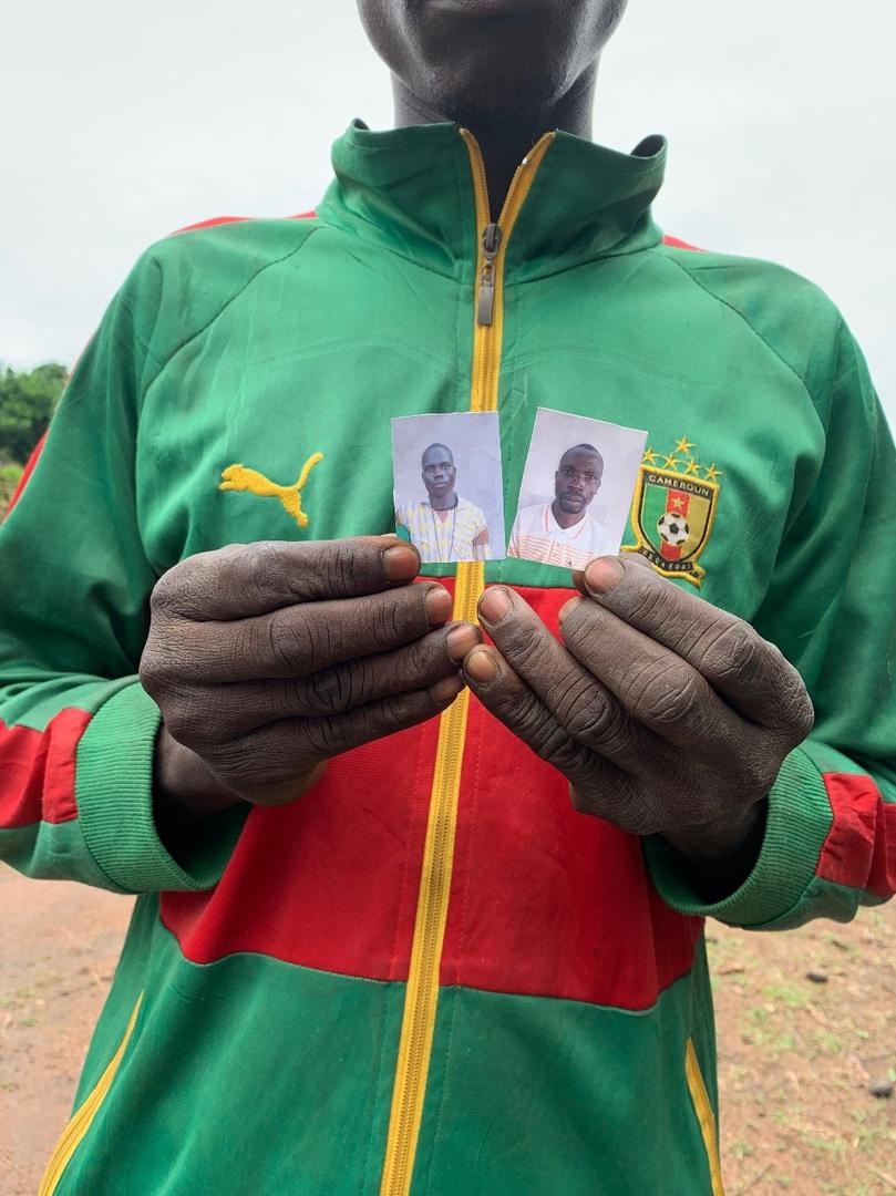 Un homme à Lemouna, dans le nord-ouest de la République centrafricaine, tient les photos de Sosthène Kobaikera et Zachée Gong-Pou, deux victimes d’une attaque des 3R le 21 mai 2019.