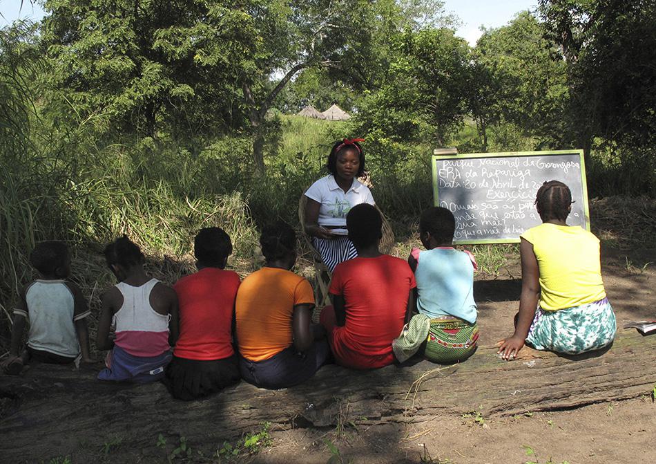 一群莫桑比克女孩正在上课，该课程属于一项旨在帮助少女持续就学避免未成年结婚的计划，2018年4月20日摄于莫桑比克戈隆戈萨国家公园。