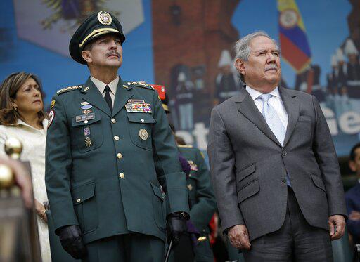 El comandante del Ejército de Colombia, general Nicacio Martínez Espinel, a la izquierda, y el ministro de Defensa colombiano Guillermo Botero asisten a una ceremonia militar en la cual Martínez fue ascendido a General de Cuatro Soles, en Bogotá, Colombia