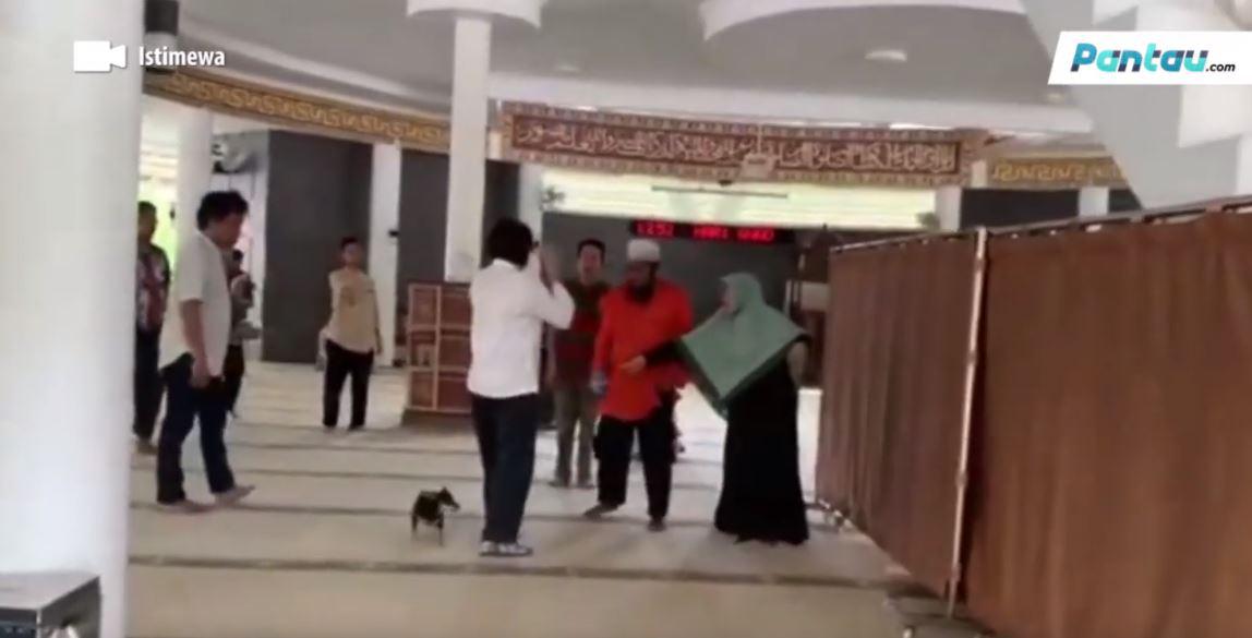 Screenshot of a viral video showing an incident involving a woman living with paranoid schizophrenia arguing with worshippers at a mosque in Bogor, a Jakarta suburb in Indonesia. 