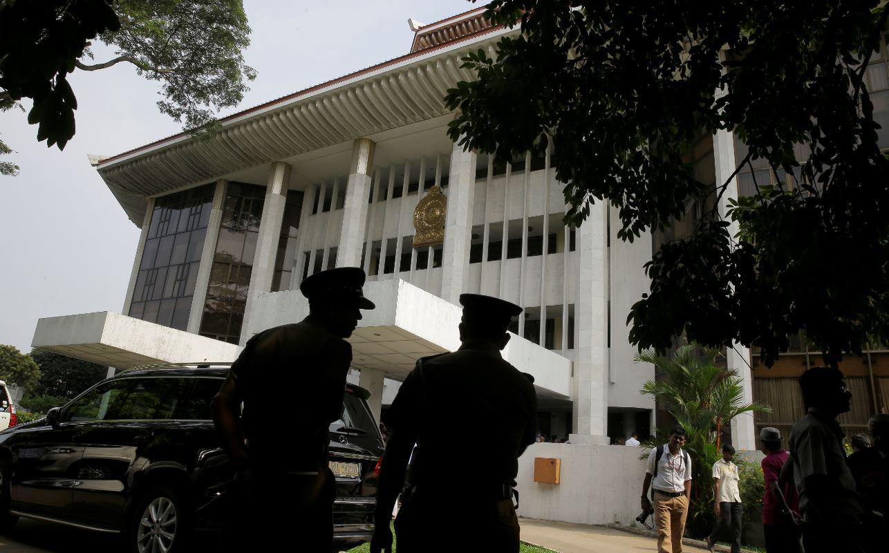 Deux policiers sri-lankais en faction devant le siège de la Cour suprême de Colombo, au Sri Lanka. 