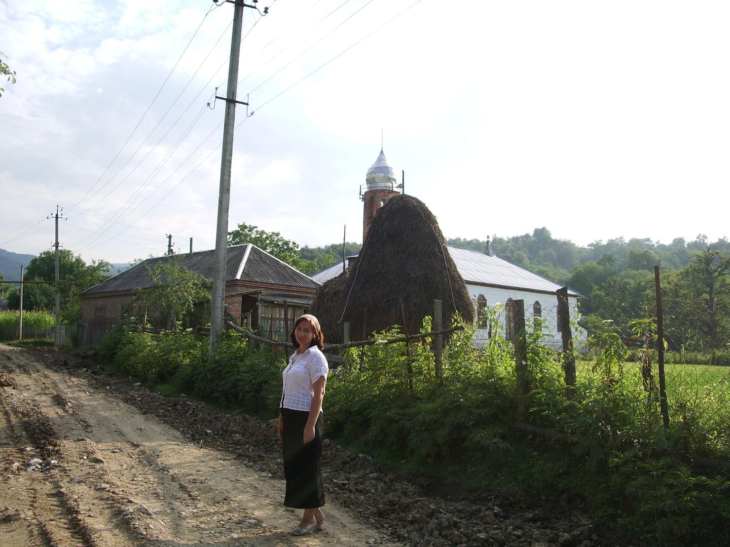 Наташа в горном селе Ножай-Юртовского района Чечни, 2008.