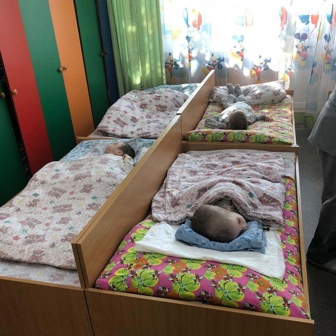 Дети, помещенные в комнату для лежачих, в интернате для детей с инвалидностью.