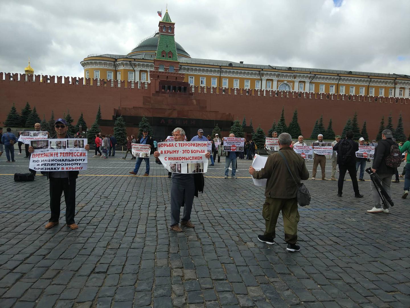 Крымскотатарские активисты протестуют на Красной площади 10 июля 2019 года против политически мотивированных арестов в Крыму.