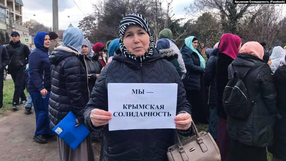 Активістки «Кримської Солідарності» біля будівлі суду в Сімферополі (Крим) на акції підтримки кримських татар, заарештованих за політично мотивованими звинуваченнями в тероризмі 27 березня 2019 року. 