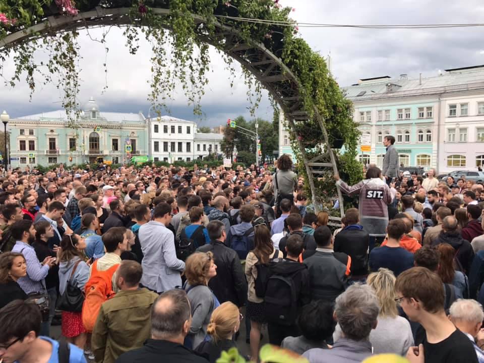 Вечером 18 июля 2019 г. москвичи вышли на Трубную площадь, протестуя против исключения оппозиционных кандидатов из списков на предстоящих выборах в Мосгордуму.
