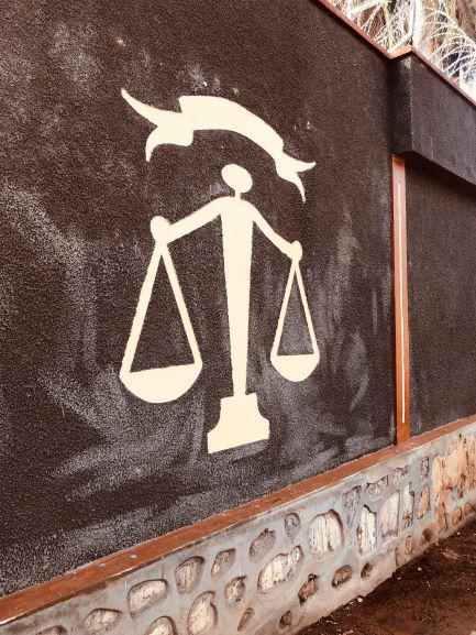 Une représentation de la balance de Thémis, symbole de la justice, orne le mur extérieur du siège de la Cour pénale spéciale à Bangui, en République centrafricaine.  © 2019 Elise Keppler / Human Rights Watch