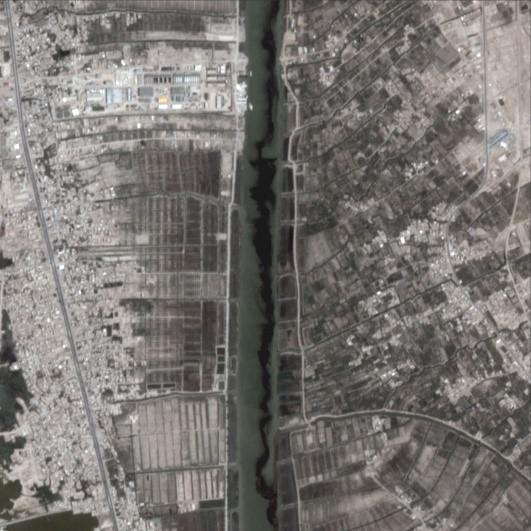 Image satellite datée du 15 juillet 2018, montrant qui semble être une nappe de pétrole (longue tache noire) dans le fleuve Chatt el-Arab en Irak, dans une région située à une vingtaine de kilomètres en amont de la ville de Bassora, que ce fleuve traverse