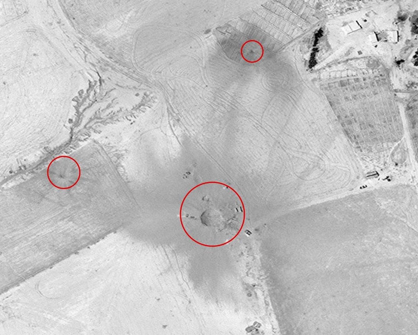 صورة من الأقمار الصناعية أُخذت في 6 يونيو/حزيران 2018 تظهر مواقع الضربات الجوية التي شنها التحالف بقيادة الولايات المتحدة على قرية الحلو. 