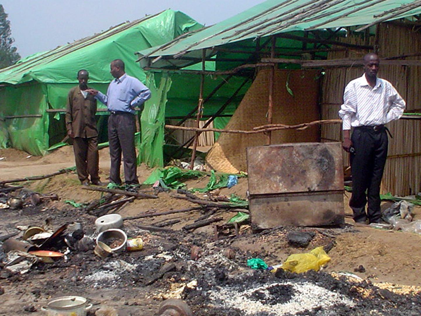 Des enquêteurs burundais examinent le lieu du massacre au cours duquel plus de 150 Tutsis congolais ont été tués à Gatumba, un camp de réfugiés géré par l’ONU au Burundi, le 17 août 2004.