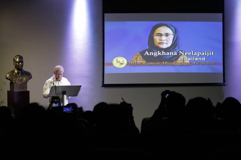 麦格塞塞奖基金会主席奎西亚在2019年麦格塞塞奖颁奖典礼上介绍来自泰国的得主安卡娜・尼拉百济，2019年8月2日星期五摄于菲律宾马尼拉。