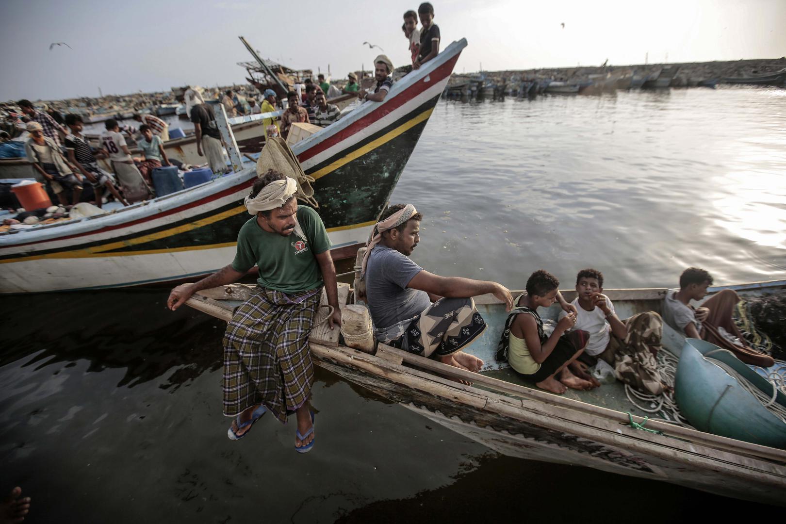 صيادو أسماك يستريحون على مراكبهم في الحديدة، اليمن، قبل التوجه إلى البحر. منذ 2018، هاجمت القوات البحرية بقيادة السعودية مراكب صيد في البحر الأحمر، فقتلت على الأقل 47 صيادا يمنيا. 