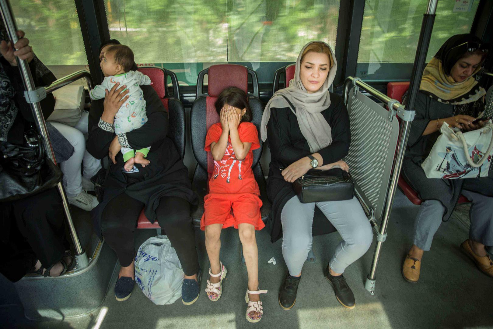 فتاة ونساء على متن حافلة في طهران. © رويترز