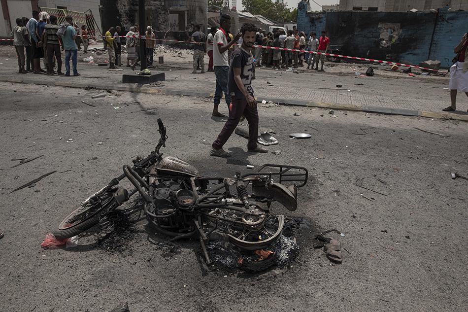 مدنيون يتجمعون في موقع هجوم أوقع قتلى في عدن، اليمن، الخميس، 1 أغسطس/آب 2019. 