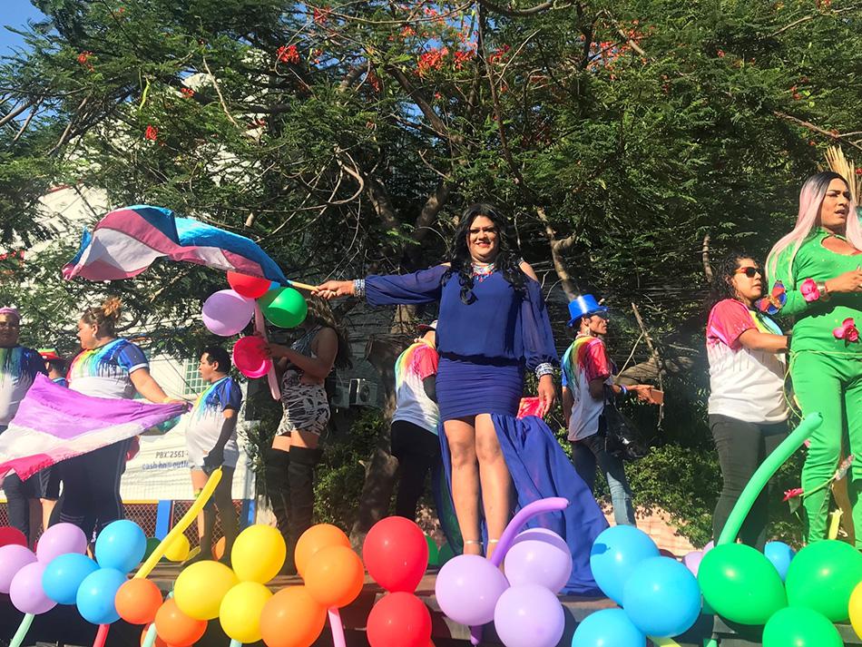 洪都拉斯跨性别人士参加LGBT骄傲游行，2019年8月24日摄于洪都拉斯圣佩德罗苏拉（又译汕埠市）。