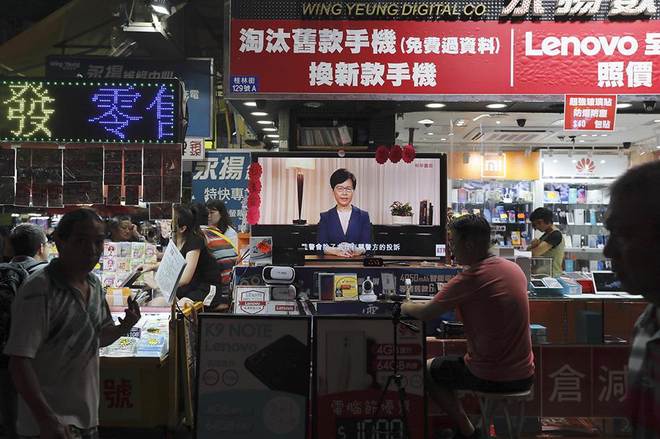 香港特区行政长官林郑月娥通过电视宣布撤回引渡修例，2019年9月4日摄于香港。