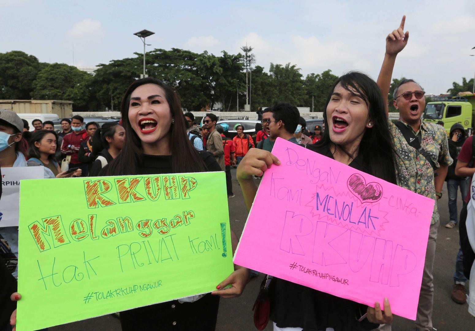 Aktivis LGBT memprotes rencana revisi KUHP di depan gedung DPR RI di Jakarta, Indonesia, 12 Februari 2018. 