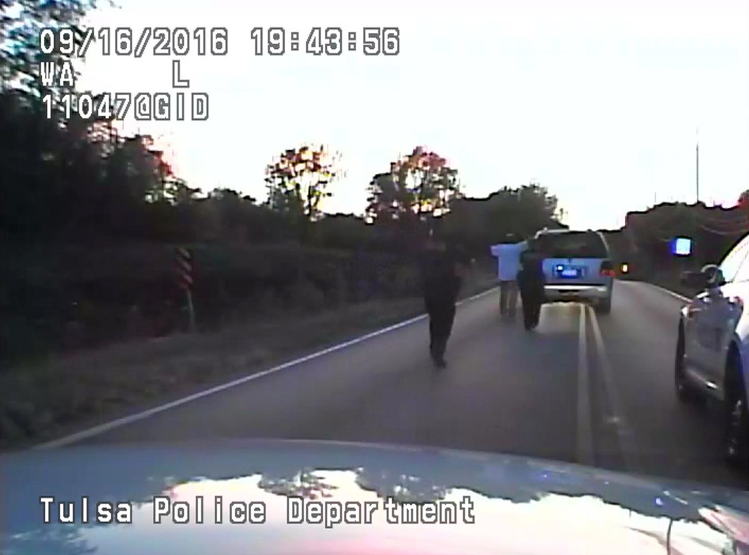 Interpellation par des policiers de Tulsa, dans l’Oklahoma, de Terence Crutcher, un homme noir non armé qui a été abattu peu après. Image enregistrée le 16 septembre 2016 par la camera installée a bord du véhicule de police.