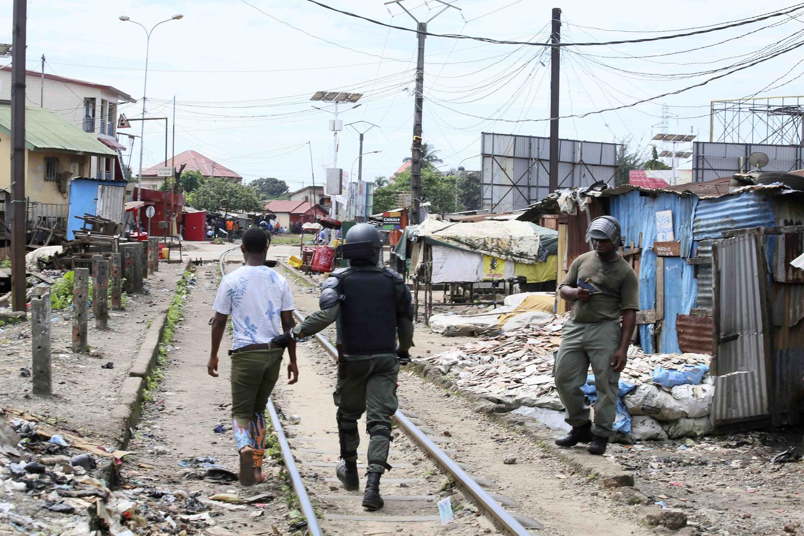 Des policiers arrêtent un manifestant à Conakry, en Guinée, le 14 octobre 2019. Au moins 9 personnes ont été tuées et des dizaines arrêtées lors de manifestations, qui ont commencé le 14 octobre, contre l’adoption d’une nouvelle constitution et la possibi