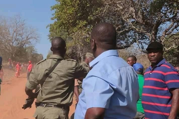 Mozambican police protecting the leader of the Movement Democratic of Mozambique (MDM), and mayor of Beira city, Daviz Simango, during attack by ruling party supporters on October 2, Chokwe, Gaza. @2019 MDM