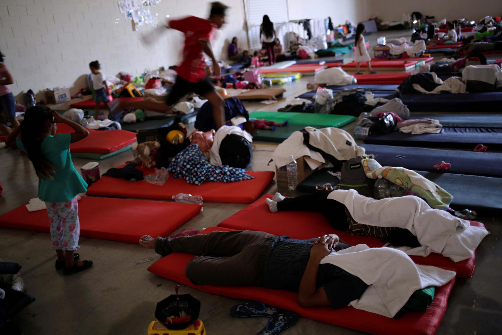 Solicitantes de asilo descansan en un albergue para migrantes administrado por el gobierno federal en Ciudad Juárez, México. 