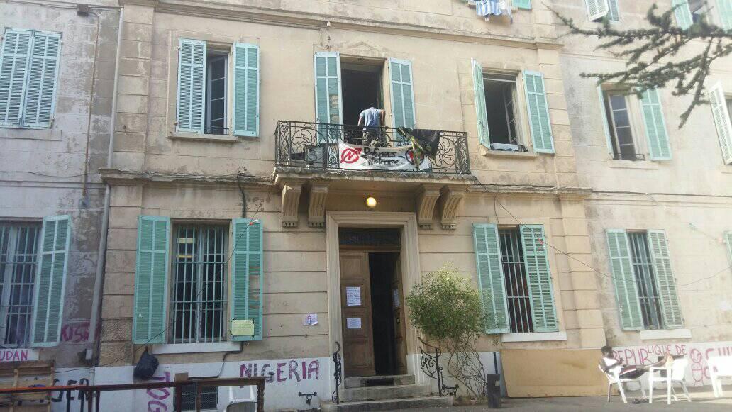 Bâtiment du diocèse de Marseille occupé par le Collectif 59 Saint-Just, où vivent actuellement 200 personnes, dont des familles et environ 100 enfants migrants non accompagnés, Marseille, France, octobre 2019. 