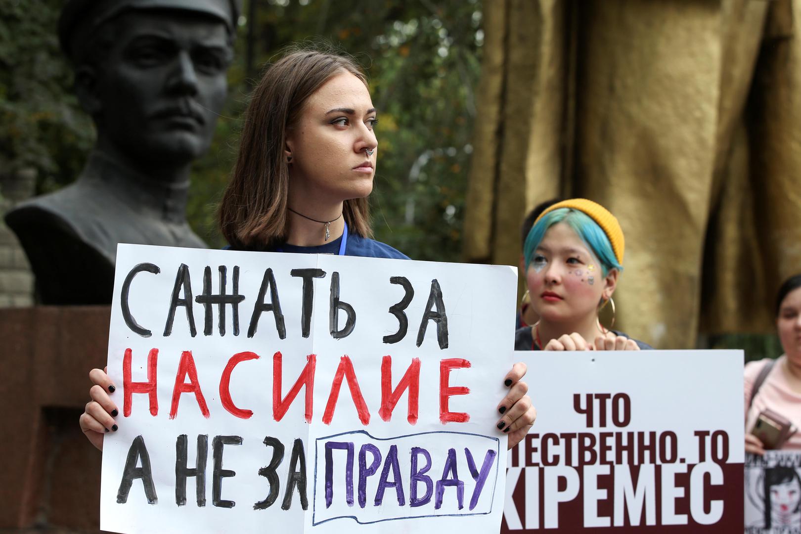 Deux femmes tiennent des pancartes lors d’une manifestation contre la discrimination et la violence à l’encontre de femmes à Almaty, au Kazakhstan, le 28 septembre 2019. Sur la pancarte de gauche figure ce message : "La prison doit punir la violence, pas 