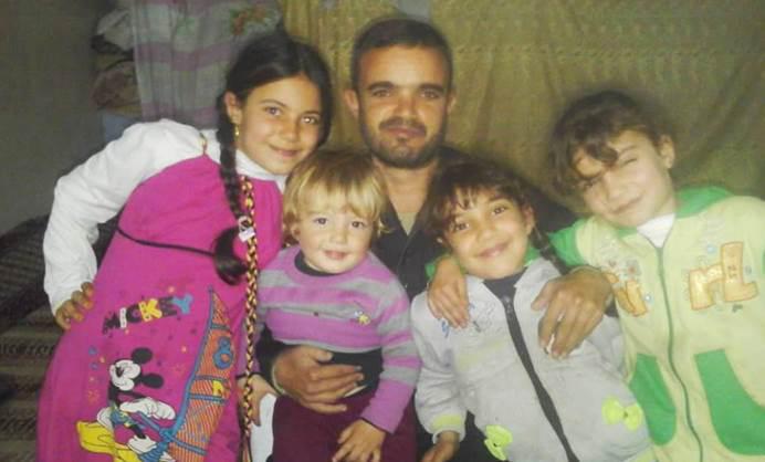 Khalid al-Satuf, un homme syrien qui s'était réfugié à Hass, dans la province d'Idlib, entouré de ses quatre enfants – Maria (10 ans), Ahmad (2 ans), Aya (6 ans) et Rama (8 ans) – avant une frappe aérienne menée le 16 août 2019. Cette attaque a tué sa fem