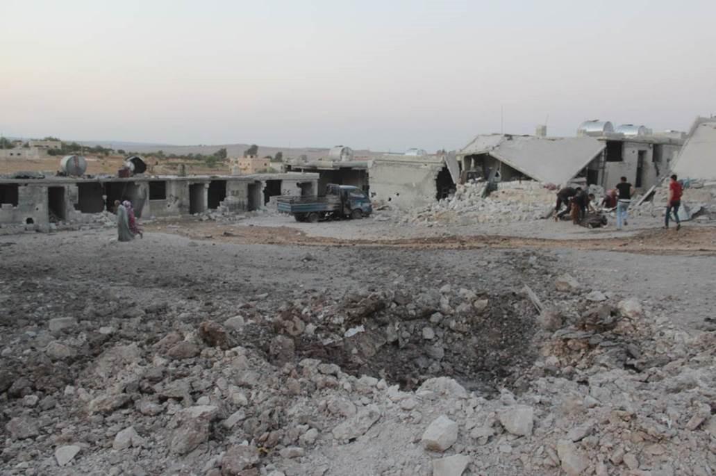 حفرة كبيرة نجمت عن انفجار الذخيرة التي ألقيت في الهجوم على مجمّع للنازحين في 16 أغسطس/آب 2019 في حاس، سوريا. 