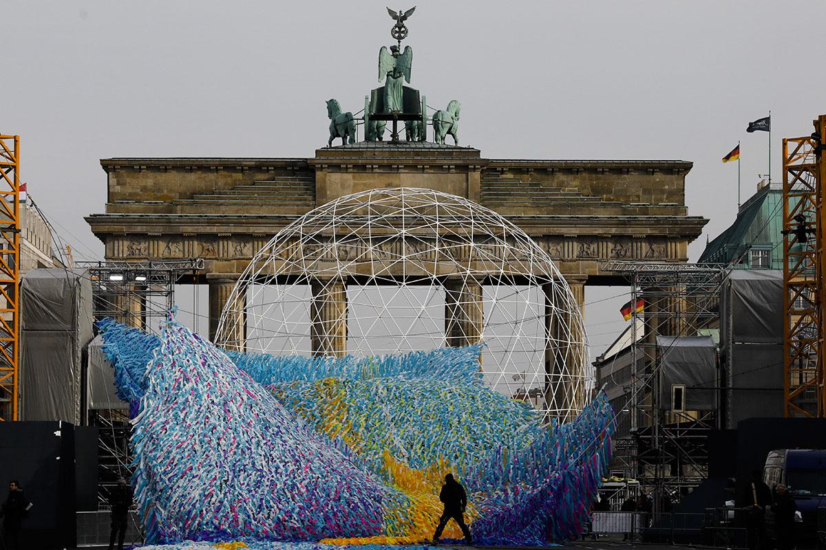 德国柏林勃兰登堡门前架起装置艺术品，纪念推倒柏林墙30周年，2019年11月1日。